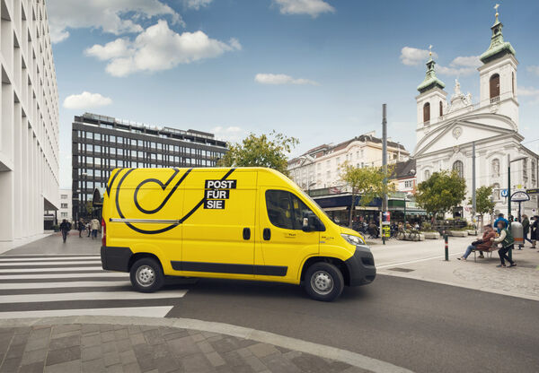 Zustellfahrzeug der Post in der Stadt